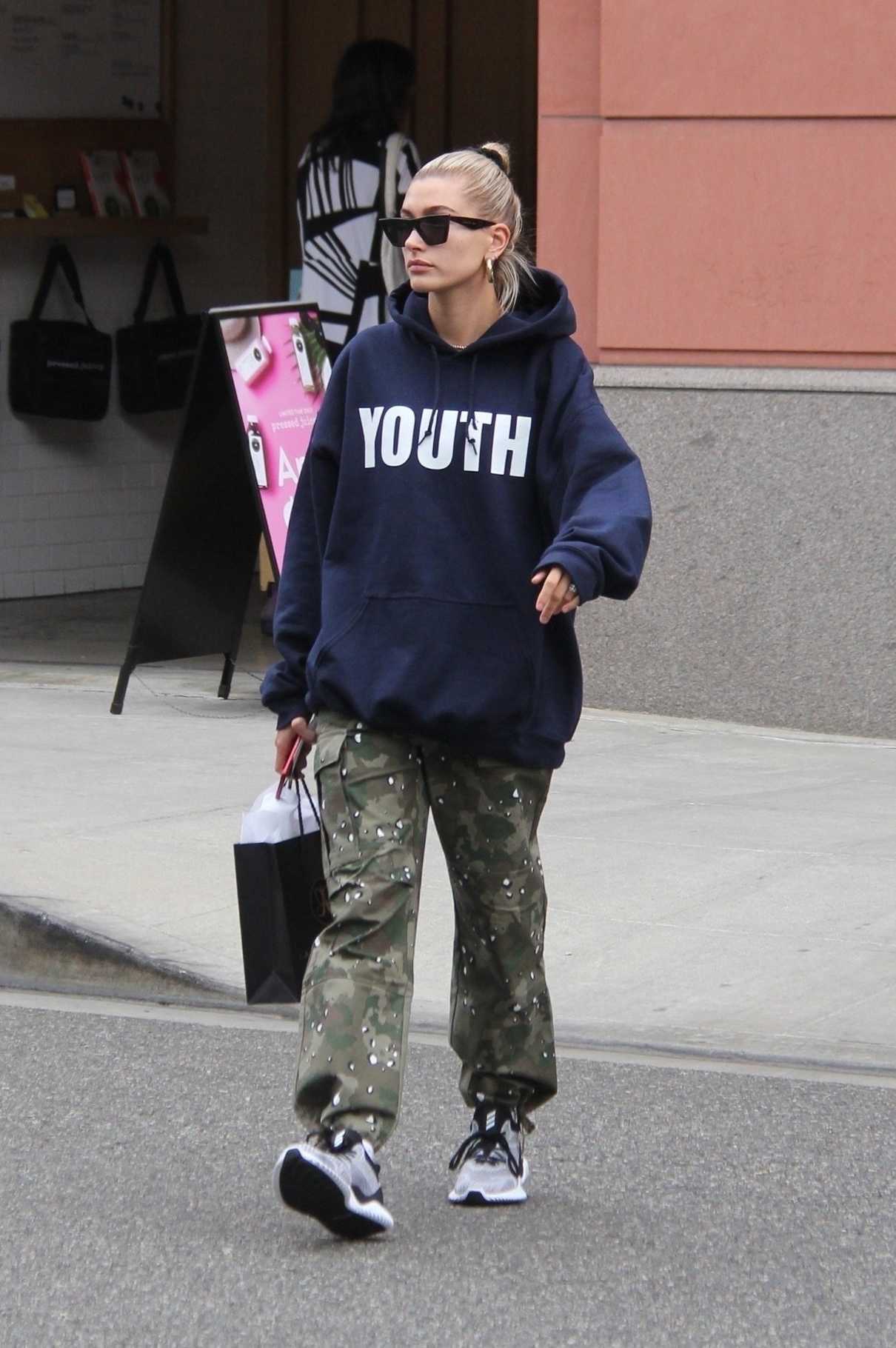Hailey Baldwin Enjoys Some Shopping in the 90210 Area of Beverly Hills 05/18/2018-3