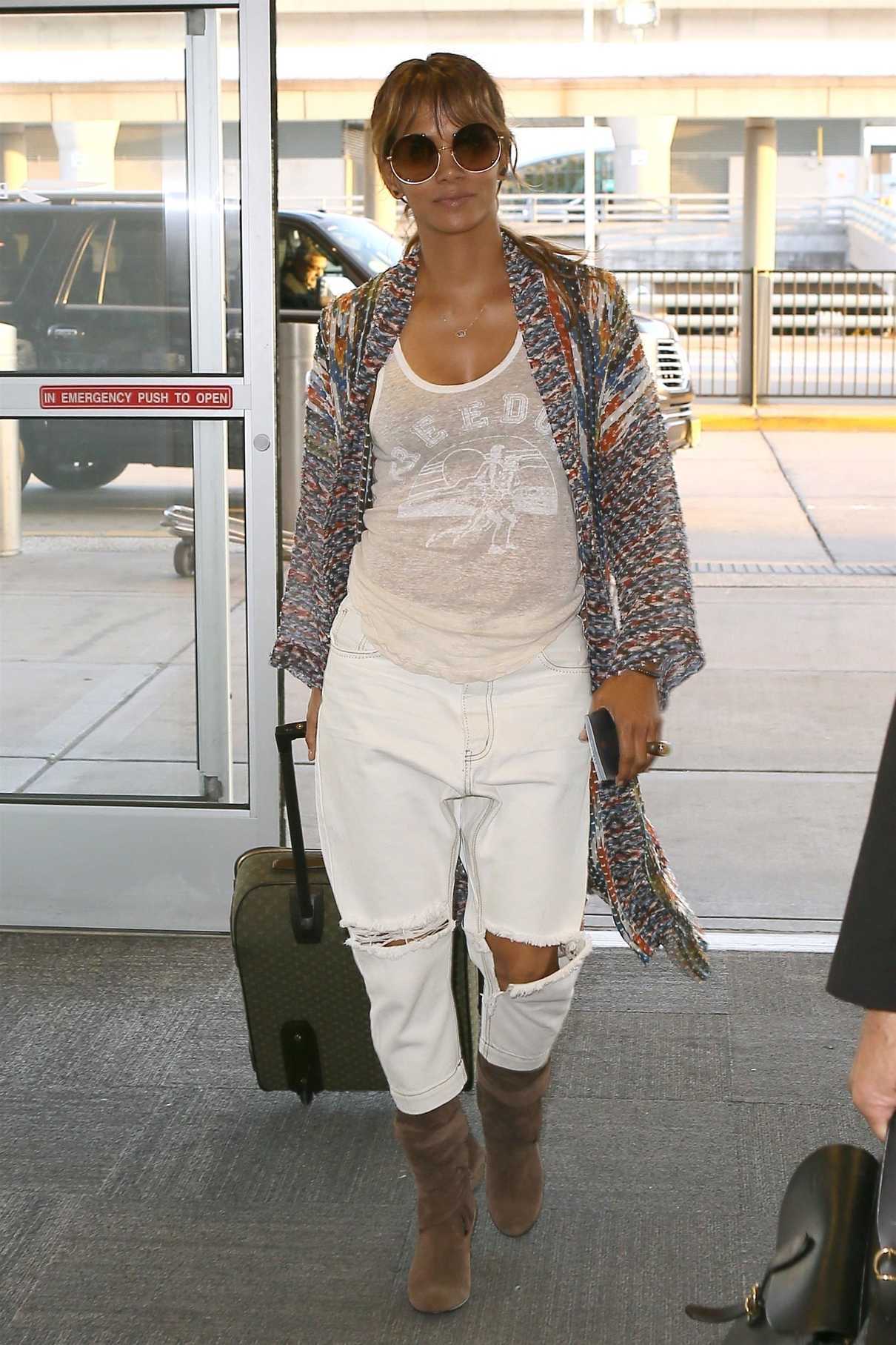 Halle Berry Arrives at JFK Airport in New York City 05/24/2018-2