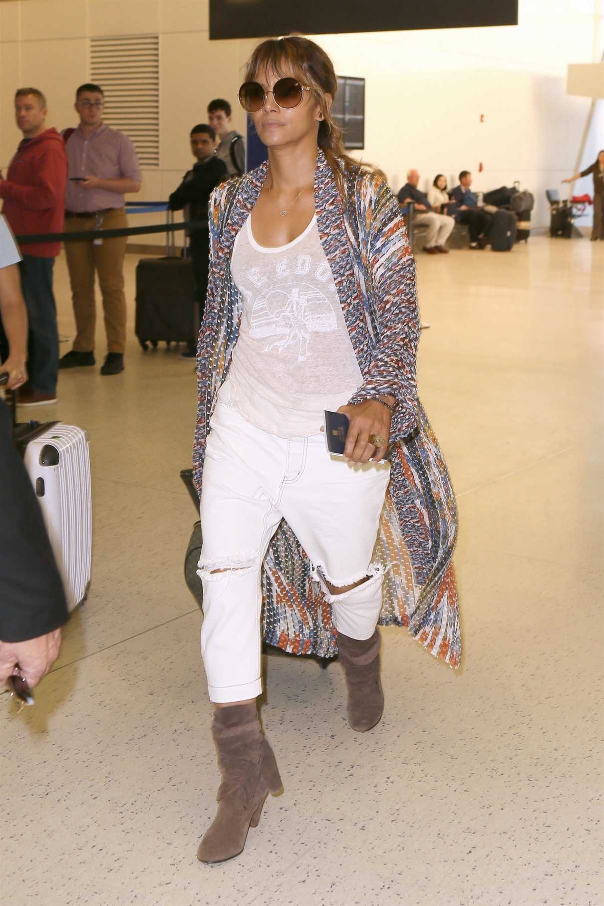 Halle Berry Arrives at JFK Airport in New York City 05/24/2018-3