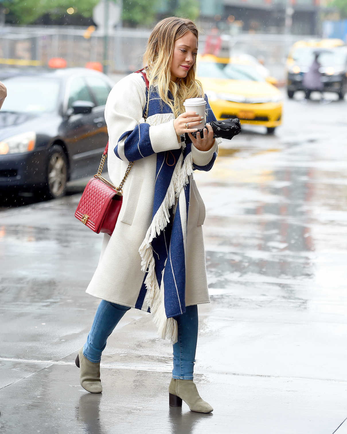 Hilary Duff Was Spotted on a Rainy Day in NYC 05/19/2018-3
