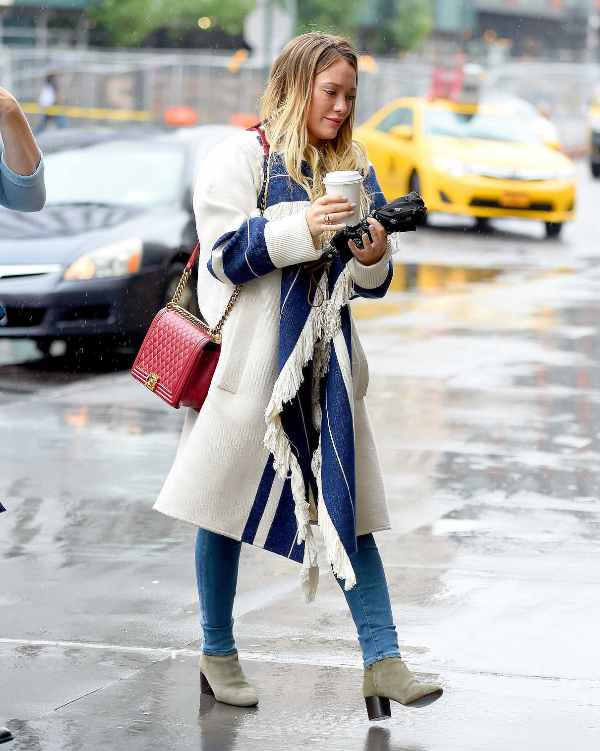 Hilary Duff Was Spotted on a Rainy Day in NYC 05/19/2018-4