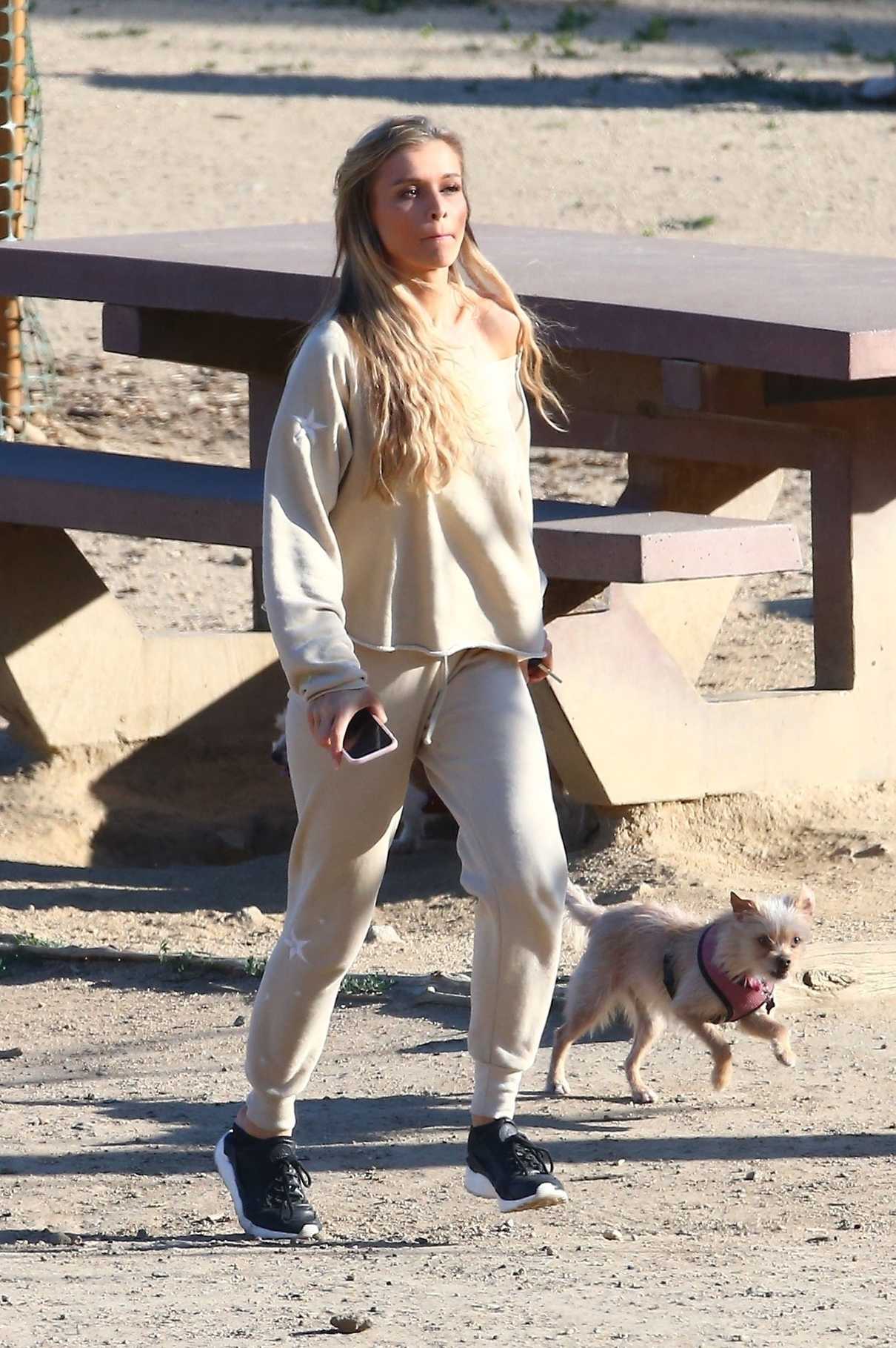 Joanna Krupa Heads Out to the Dog Park in Los Angeles 05/11/2018-3