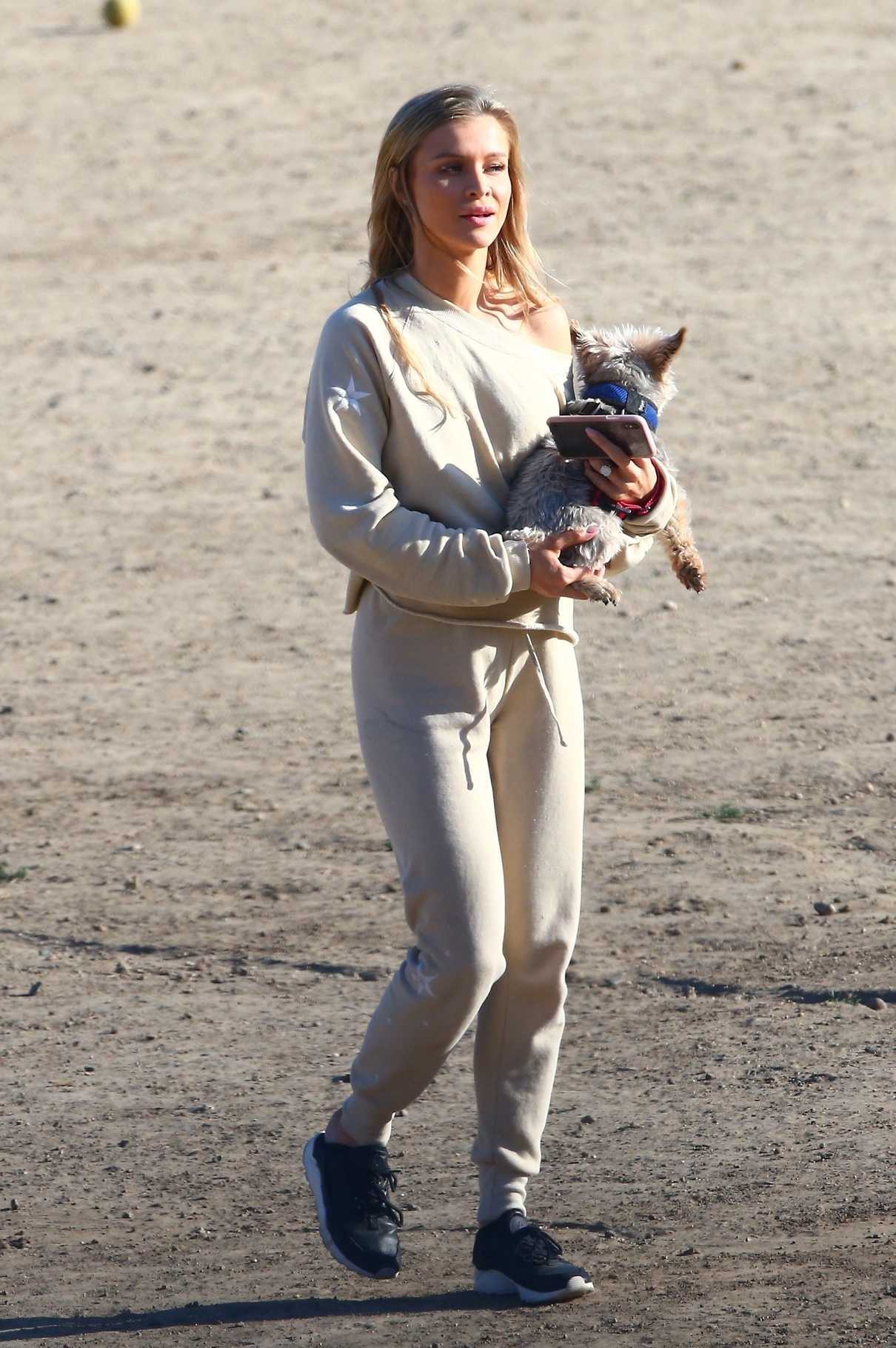 Joanna Krupa Heads Out to the Dog Park in Los Angeles 05/11/2018-4