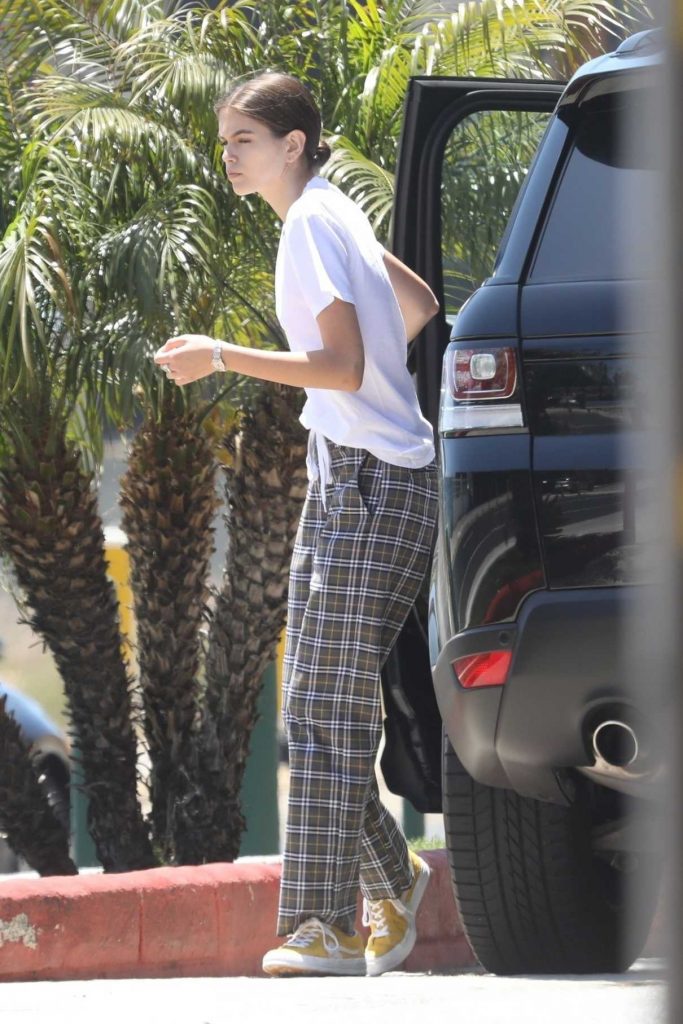 Kaia Gerber Gets Gas for Her Range Rover in Malibu 05/16/2018-1