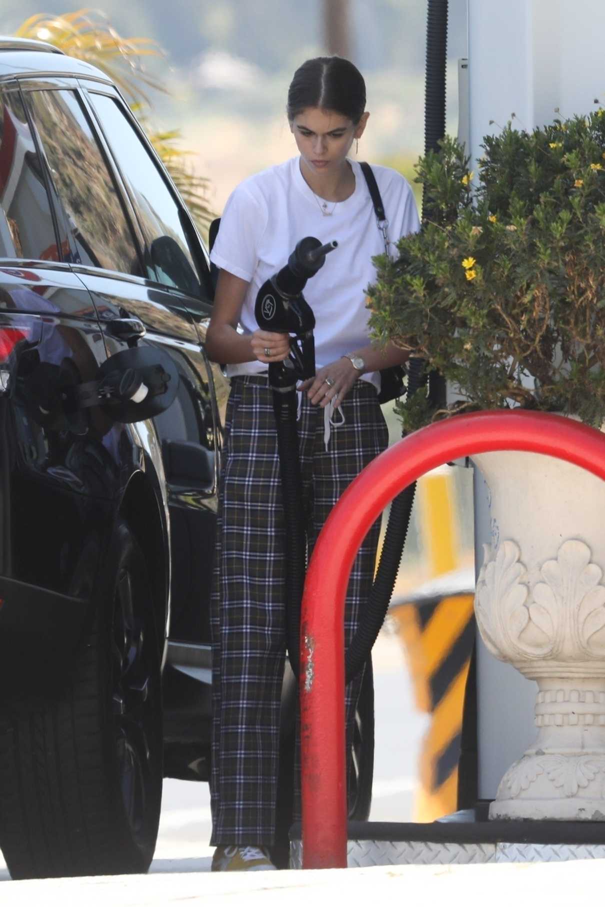 Kaia Gerber Gets Gas for Her Range Rover in Malibu 05/16/2018-4