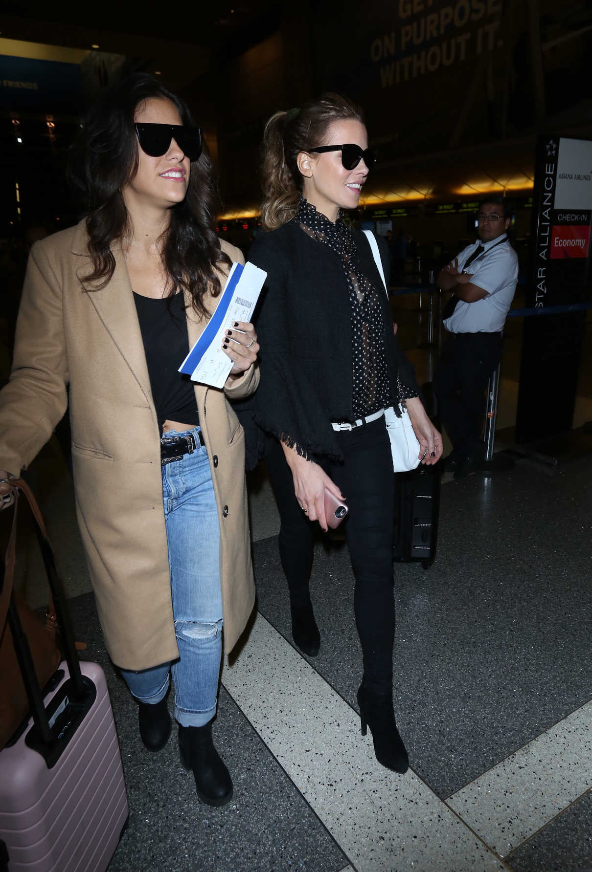 Kate Beckinsale Was Spotted at LAX Airport in Los Angeles 05/13/2018-4