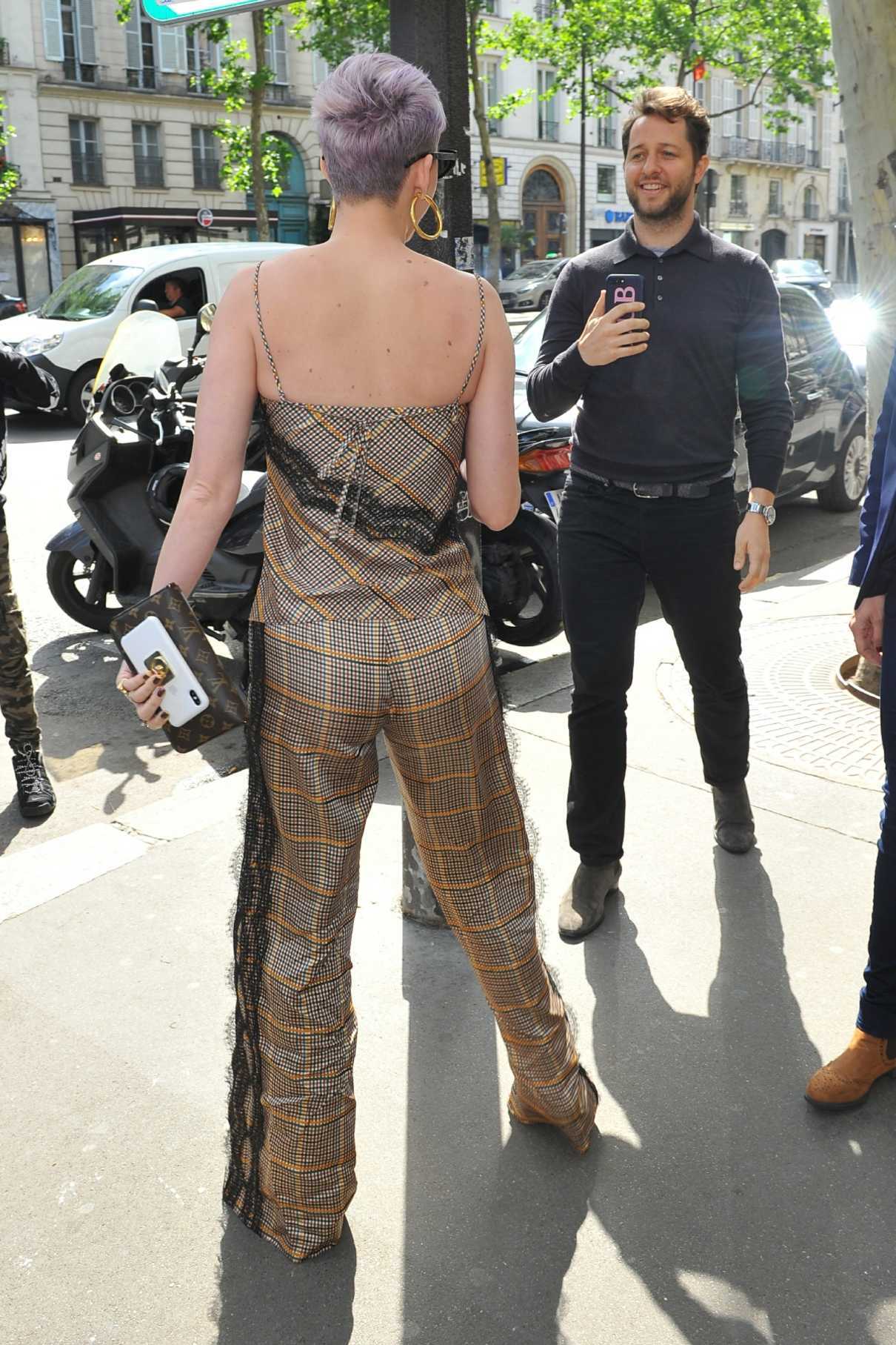 Katy Perry Enjoys Lunch at Cafe de Flore in Paris 05/30/2018-3