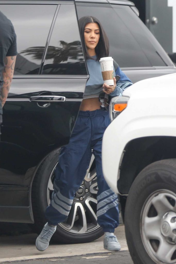 Kourtney Kardashian Grabs Coffee Out in Los Angeles 05/11/2018-1