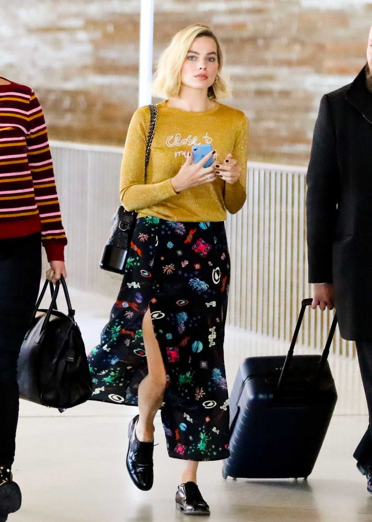 Margot Robbie Arrives at Charles-de-Gaulle Airport in Paris 05/06/2018-1