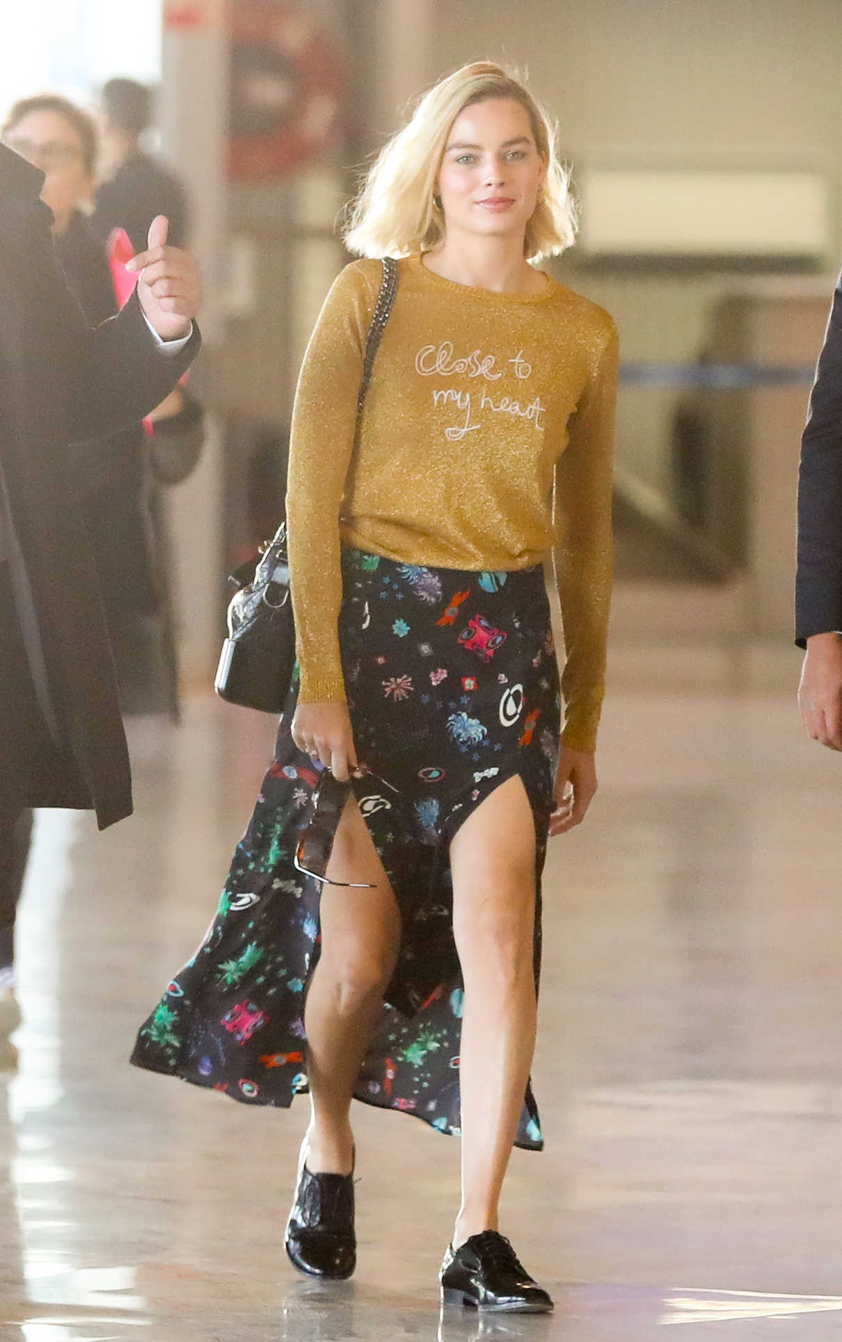 Margot Robbie Arrives at Charles-de-Gaulle Airport in Paris 05/06/2018-2