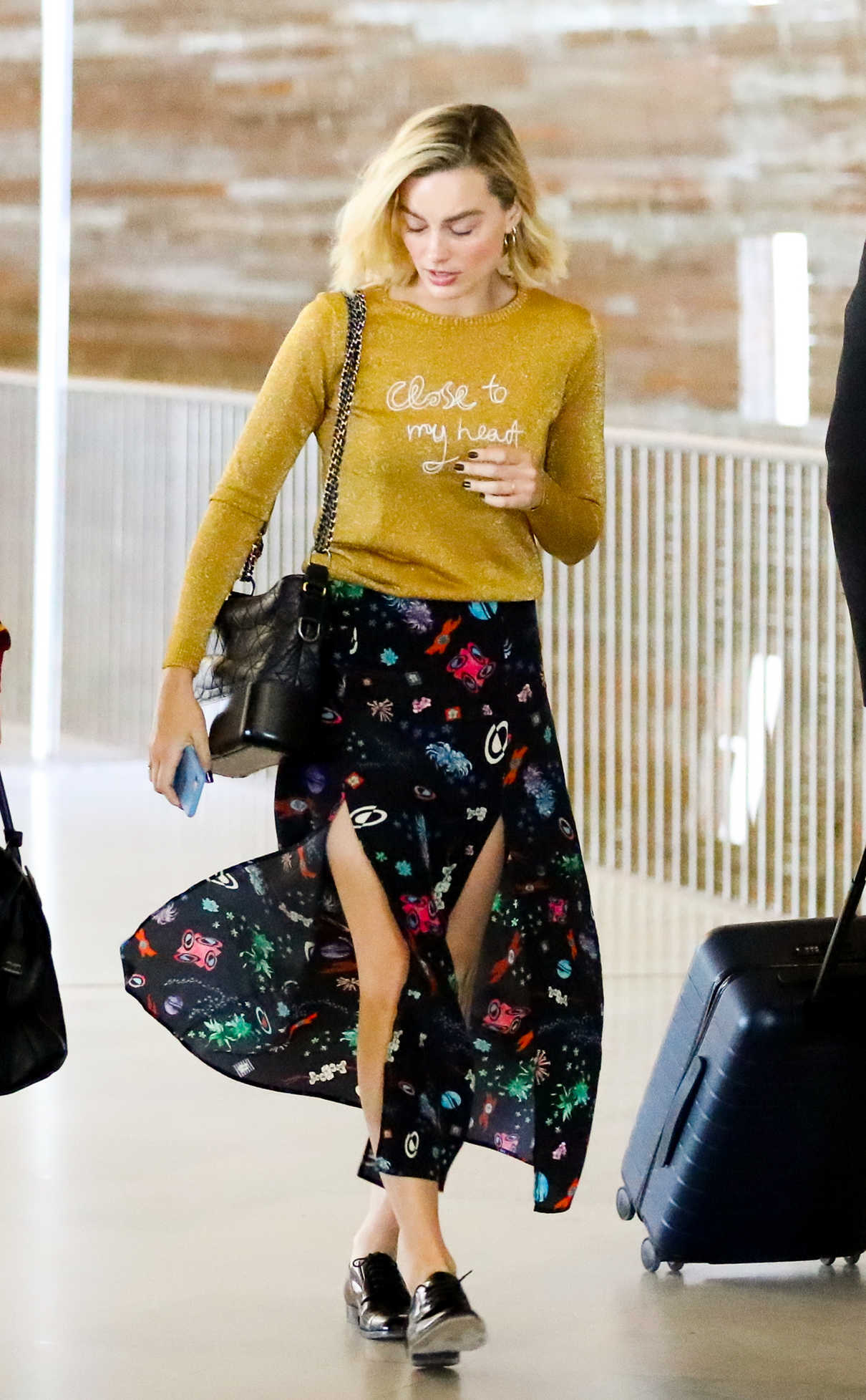 Margot Robbie Arrives at Charles-de-Gaulle Airport in Paris 05/06/2018-4