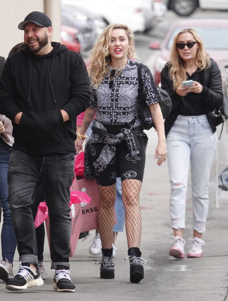 Miley Cyrus Arrives Jimmy Kimmel Studios in Hollywood 05/01/2018-1