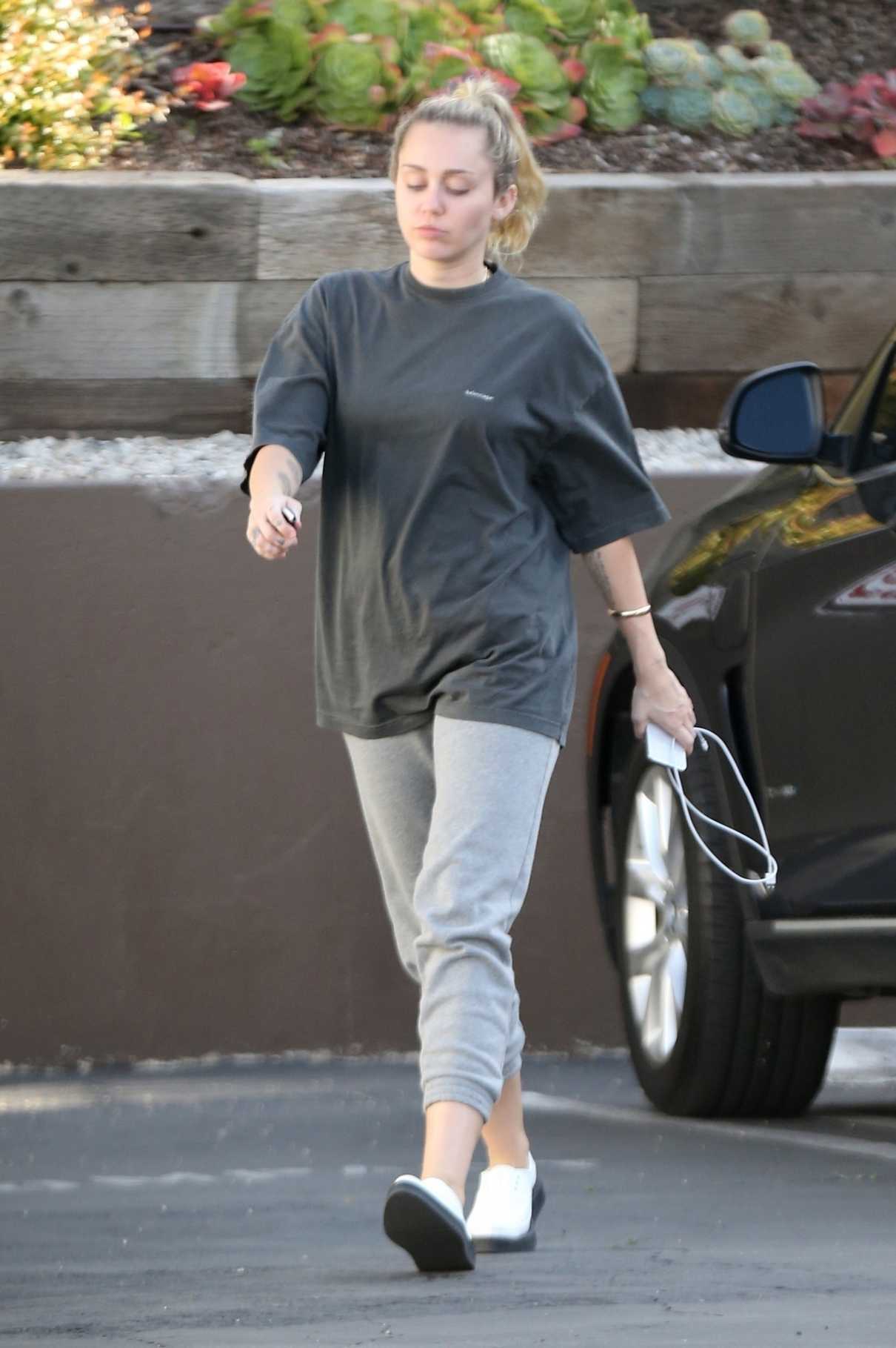 Miley Cyrus Arrives to a Nail Salon in LA 05/04/2018-3