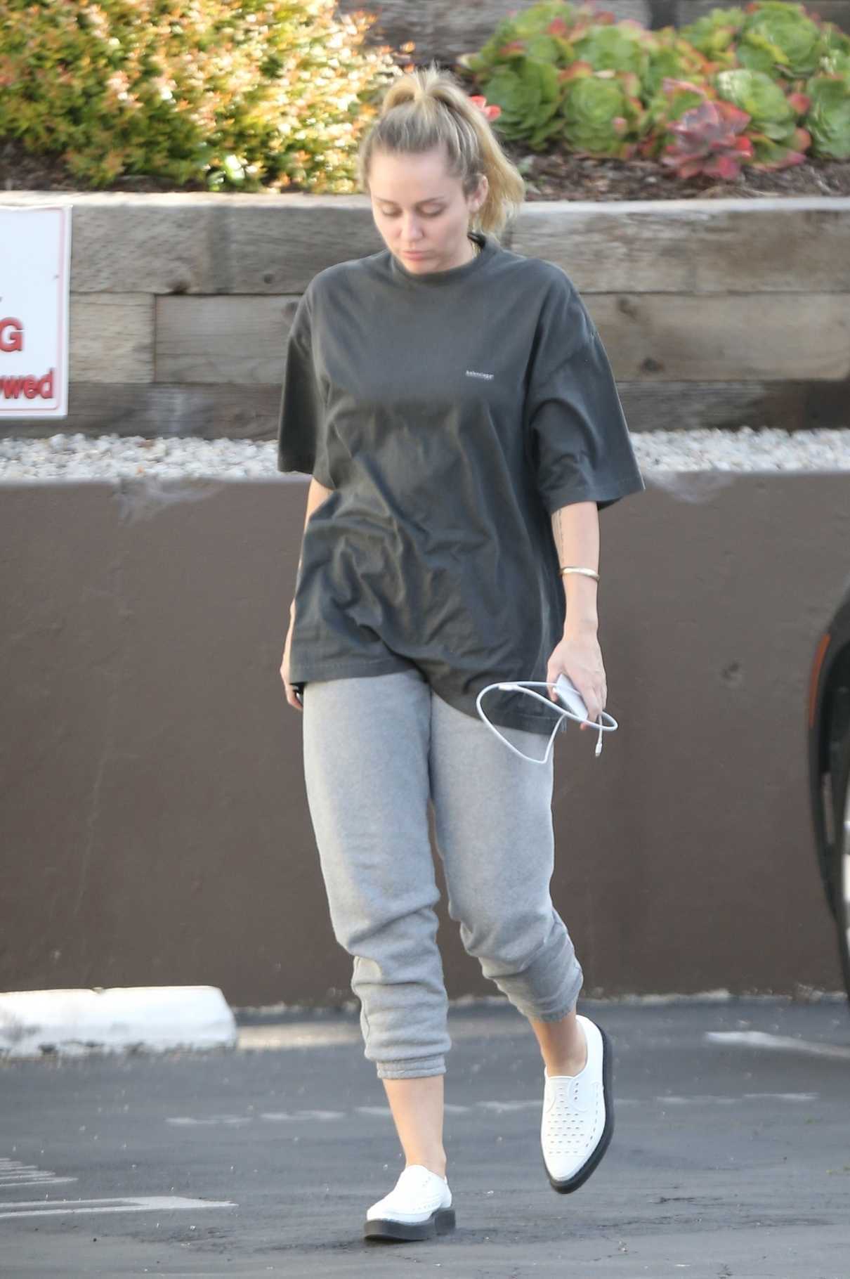 Miley Cyrus Arrives to a Nail Salon in LA 05/04/2018-4