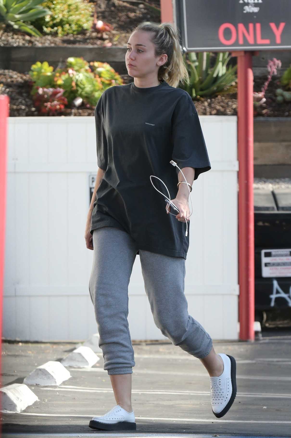 Miley Cyrus Arrives to a Nail Salon in LA 05/04/2018-5