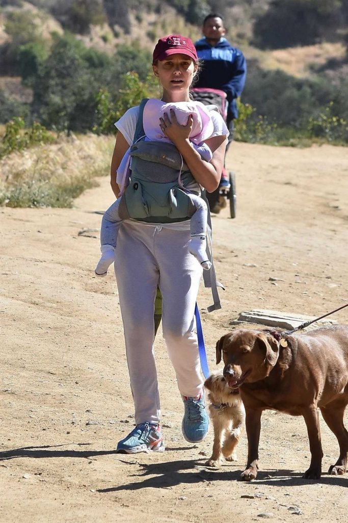 Natalie Portman Walks Out with Friends in Los Feliz 05/04/2018-1