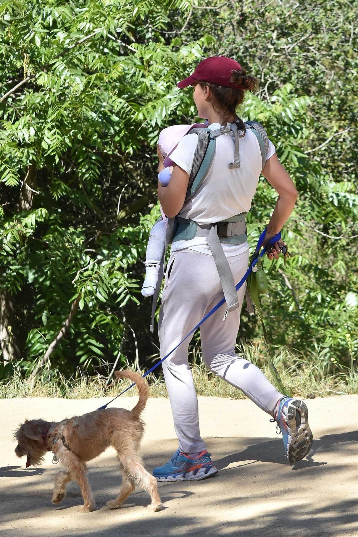 Natalie Portman Walks Out with Friends in Los Feliz 05/04/2018-5