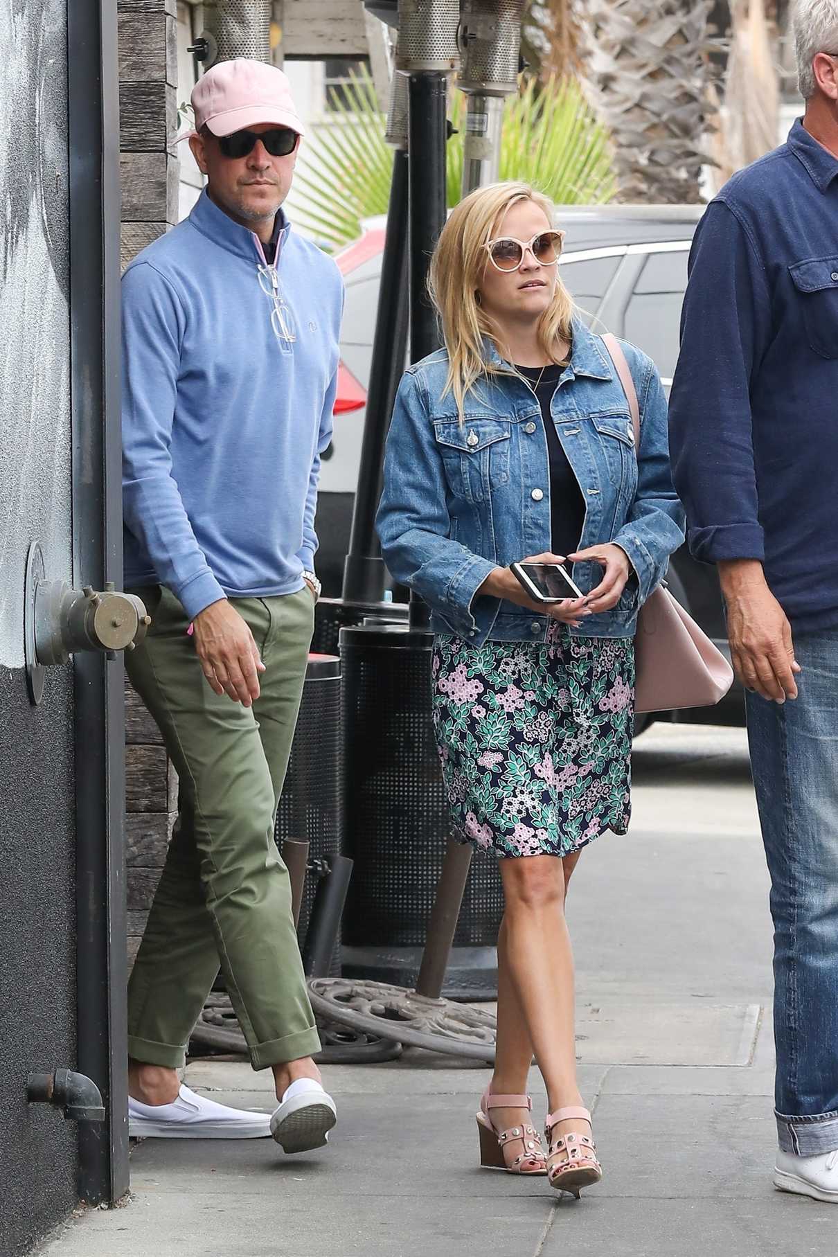 Reese Witherspoon Leaves Gjelina Restaurant with Her Husband Jim Toth in Venice 05/19/2018-2