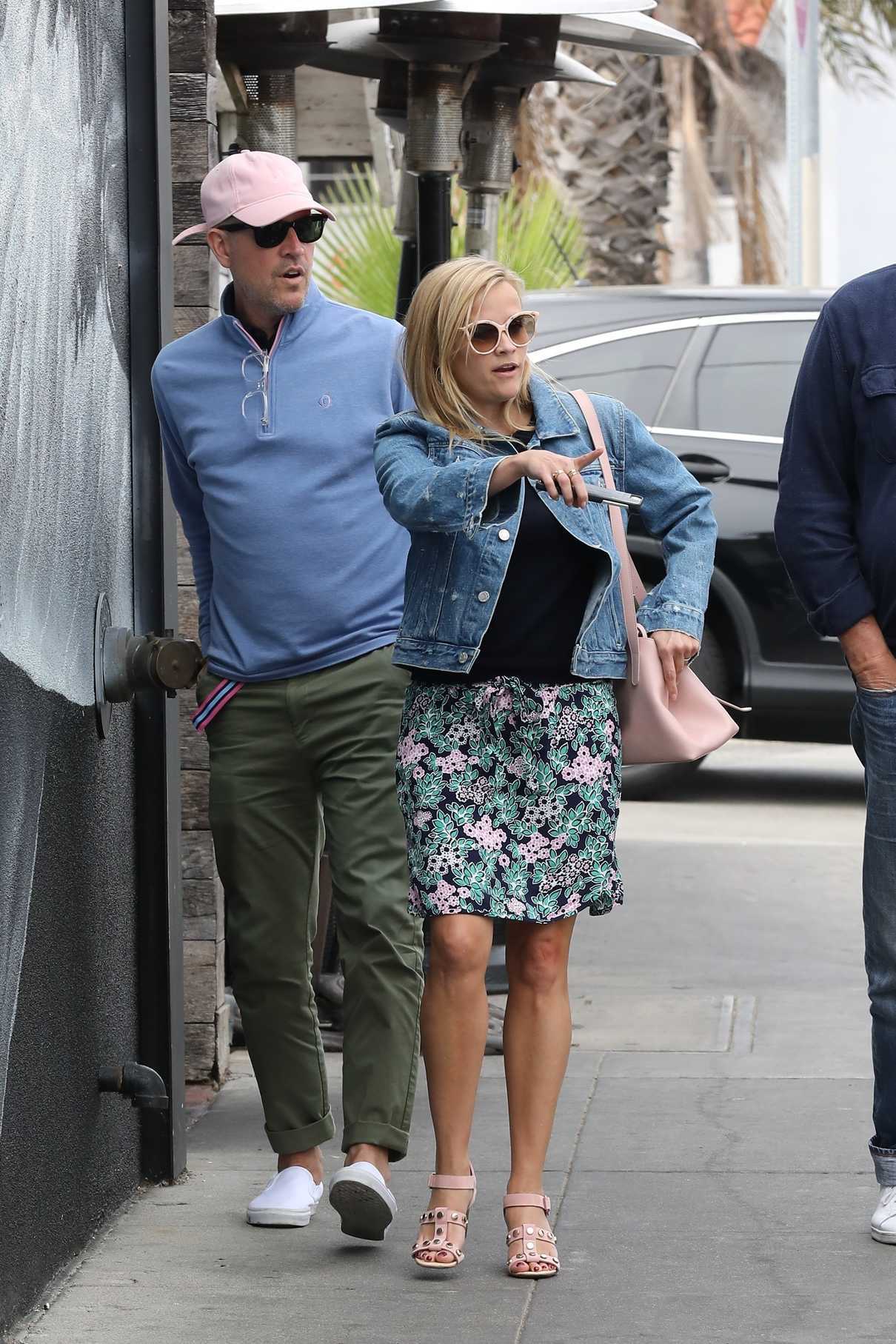 Reese Witherspoon Leaves Gjelina Restaurant with Her Husband Jim Toth in Venice 05/19/2018-3
