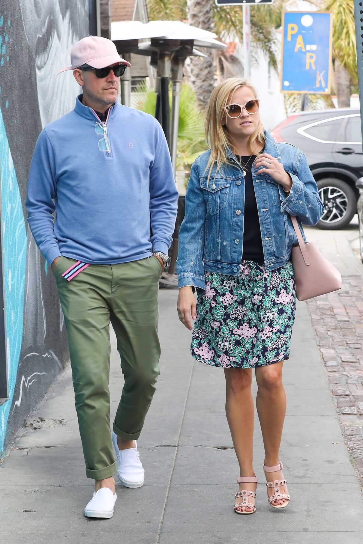 Reese Witherspoon Leaves Gjelina Restaurant with Her Husband Jim Toth in Venice 05/19/2018-5