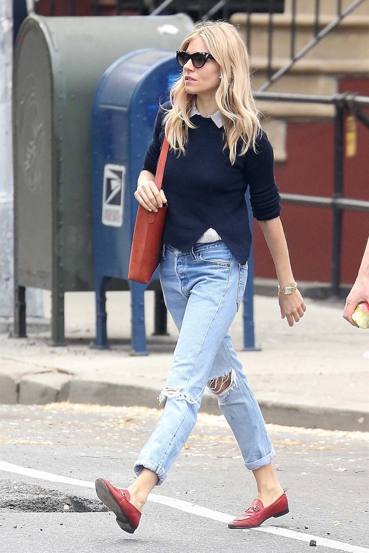 Sienna Miller Wears a Blue Ripped Jeans in New York 05/10/2018-4