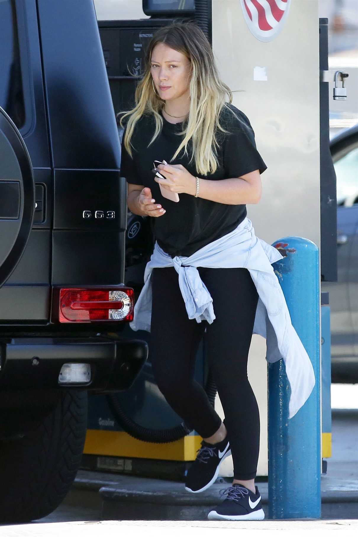 Hilary Duff Was Spotted at a Gas Station in Los Angeles 06/25/2018-2