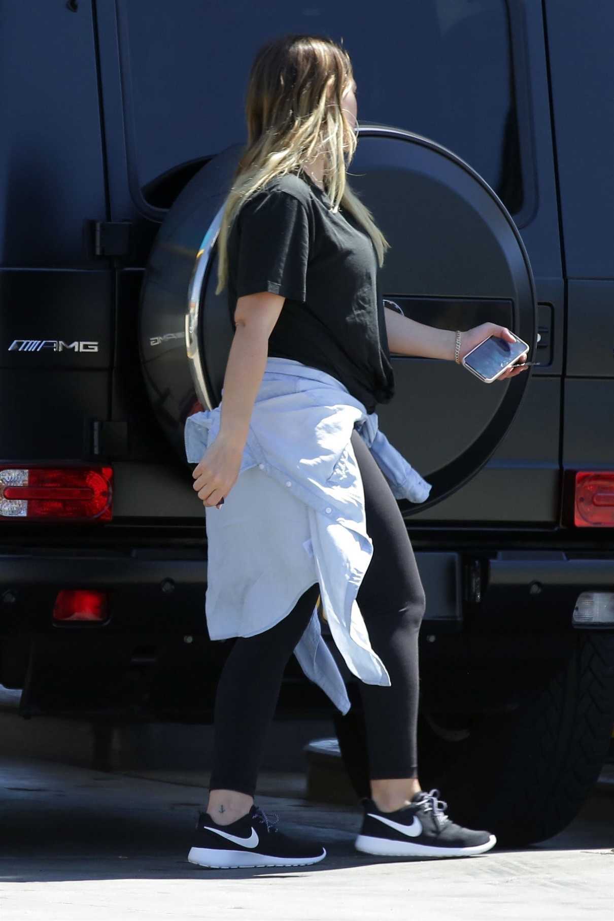 Hilary Duff Was Spotted at a Gas Station in Los Angeles 06/25/2018-3