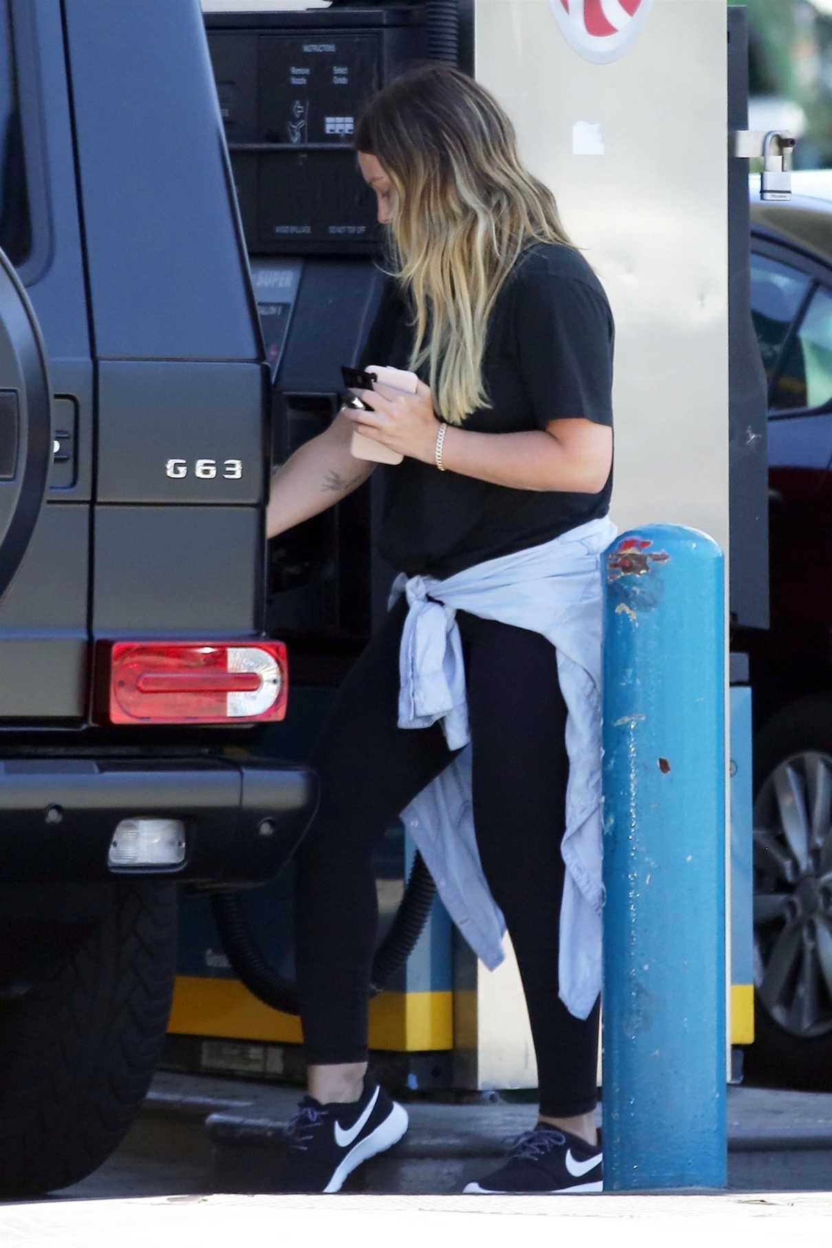 Hilary Duff Was Spotted at a Gas Station in Los Angeles 06/25/2018-4