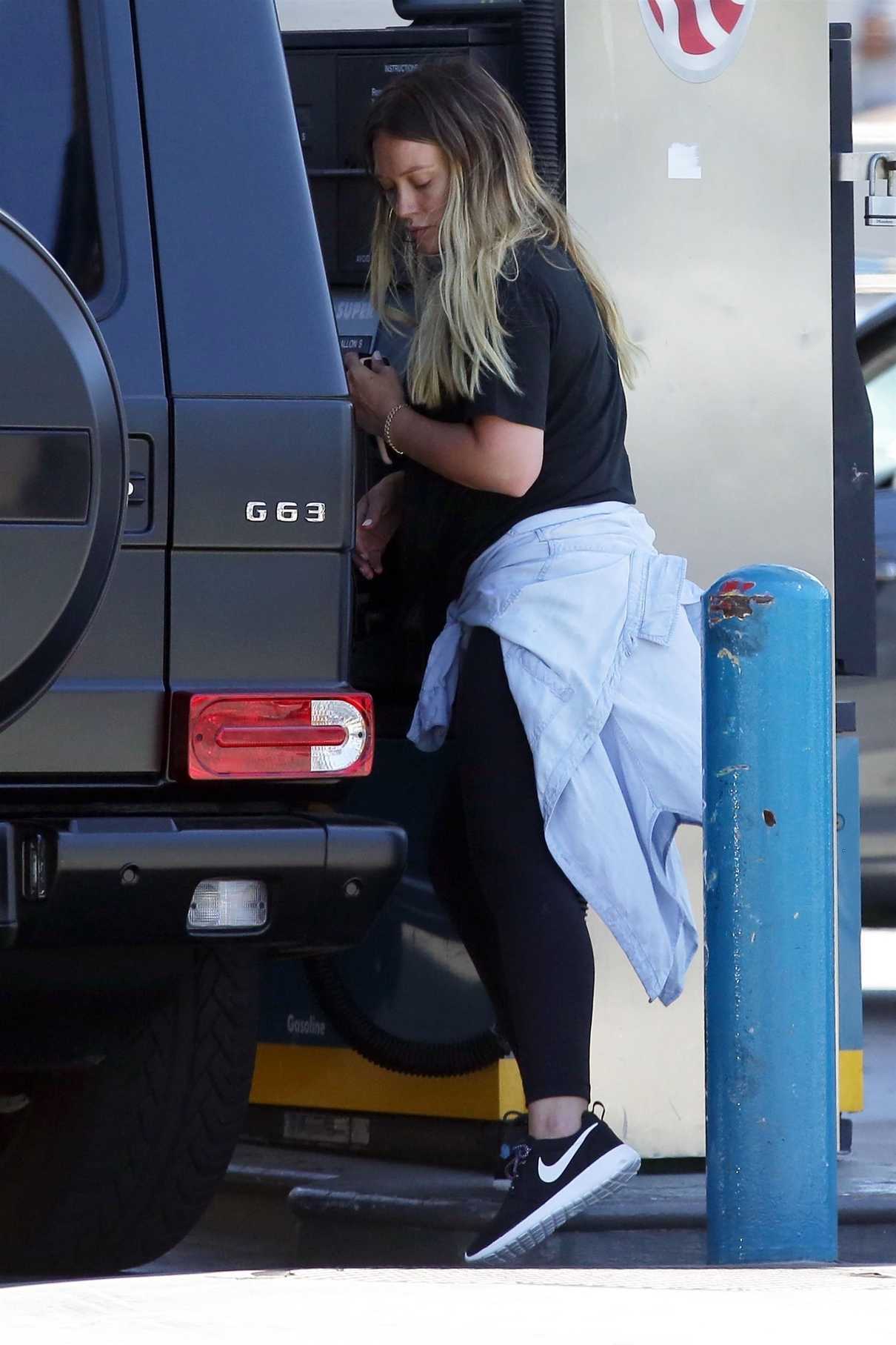 Hilary Duff Was Spotted at a Gas Station in Los Angeles 06/25/2018-5