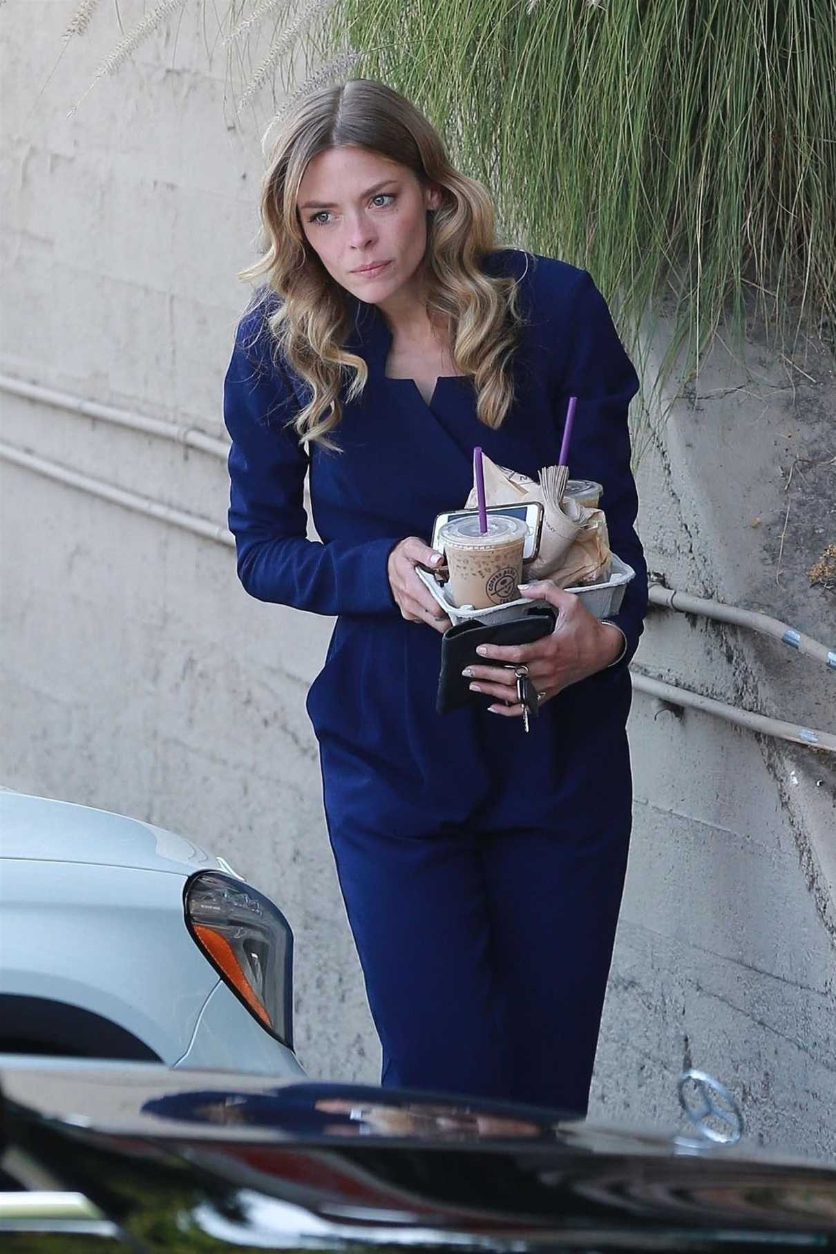 Jaime King Picks up Some Iced Coffees in Her Mercedes-Benz in Los Angeles 06/05/2018-1