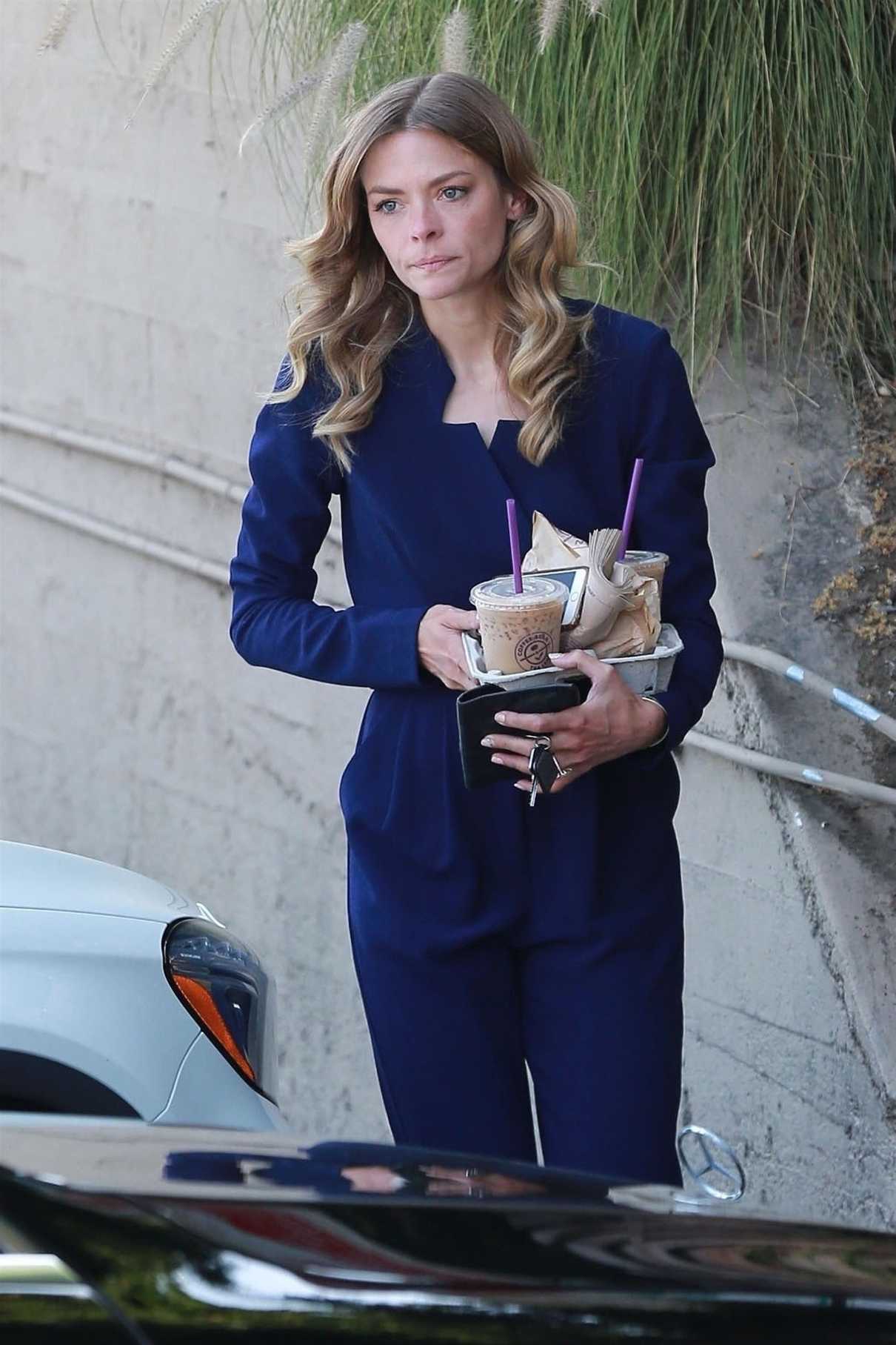 Jaime King Picks up Some Iced Coffees in Her Mercedes-Benz in Los Angeles 06/05/2018-2