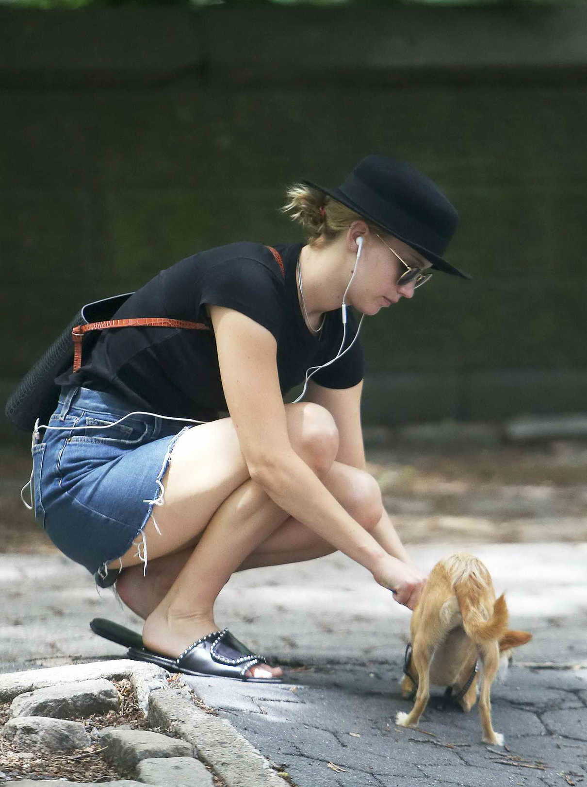Jennifer Lawrence Walks Her Dog Out in New York City 06/26/2018-4