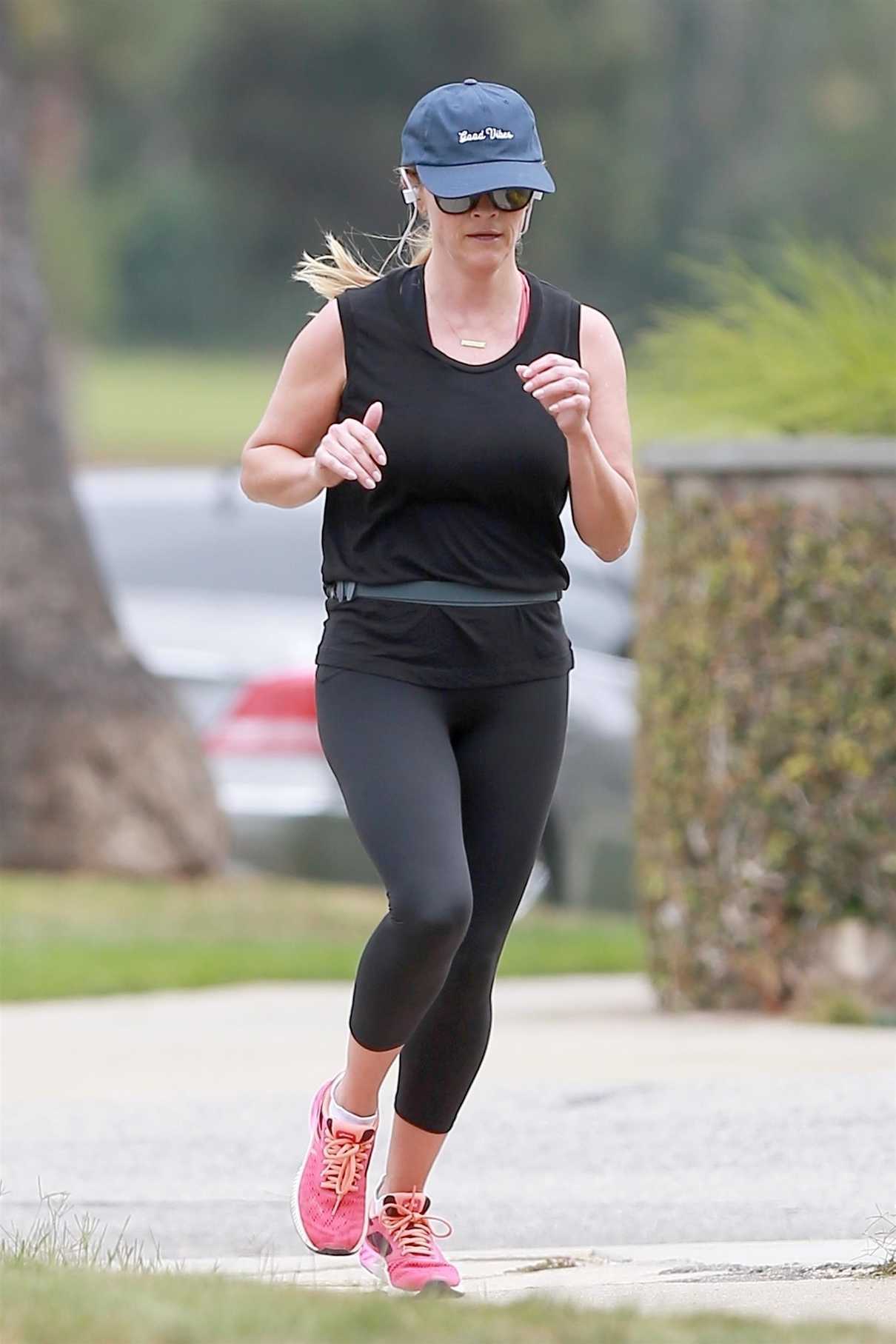 Reese Witherspoon Does a Morning Workout in Brentwood 06/16/2018-4