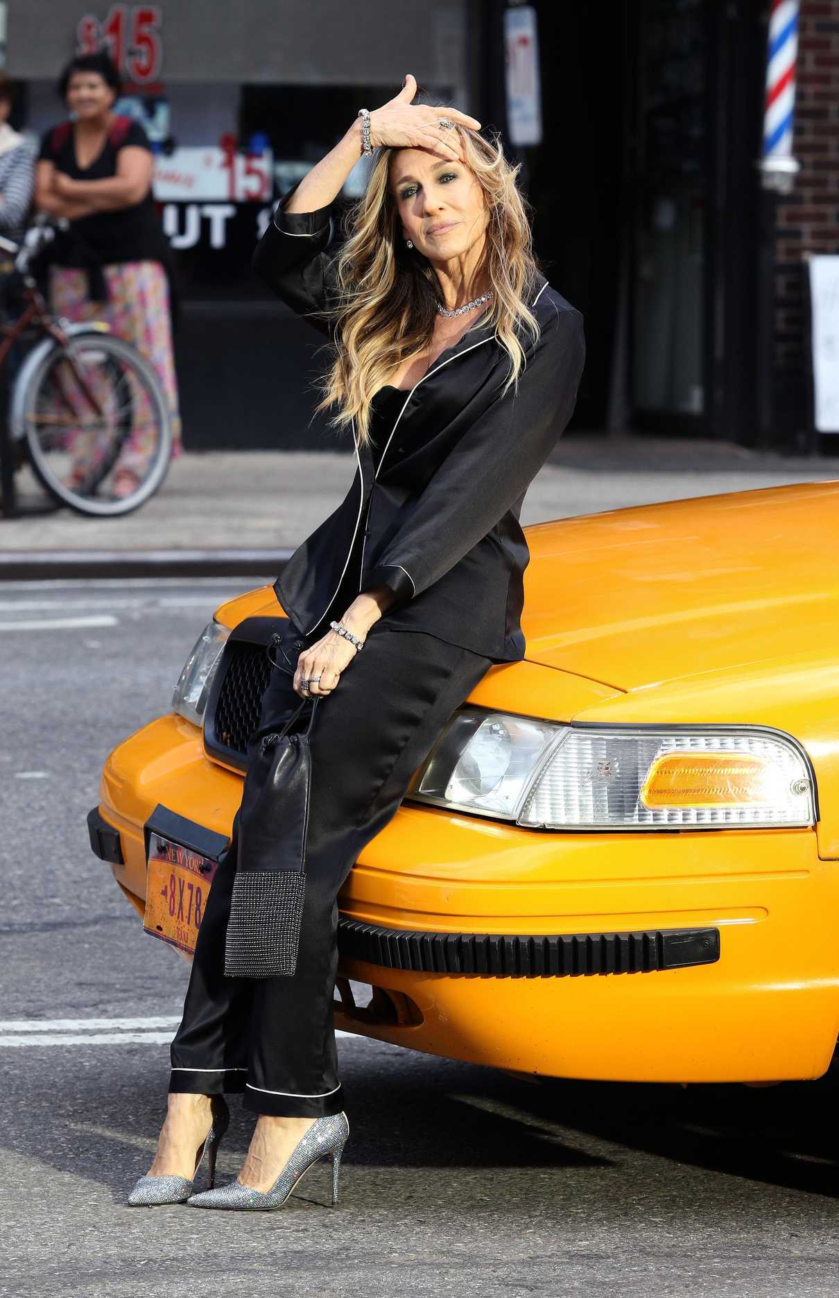 Sarah Jessica Parker Films a Commercial for Intimissimi lingerie in Downtown in Manhattan in NYC 06/05/2018-5