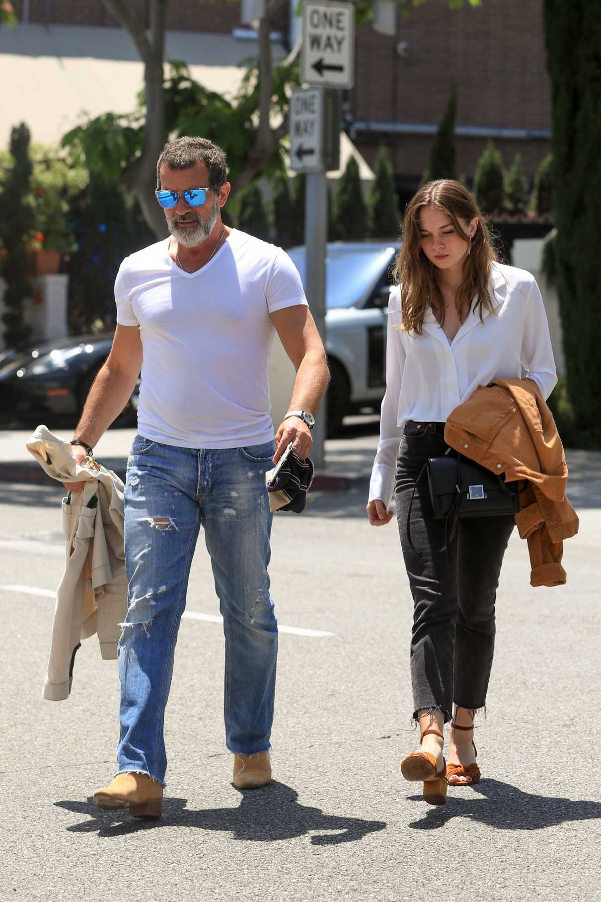 Stella Banderas Has Lunch with Her Father Antonio Banderas in Beverly Hills 06/06/2018-3