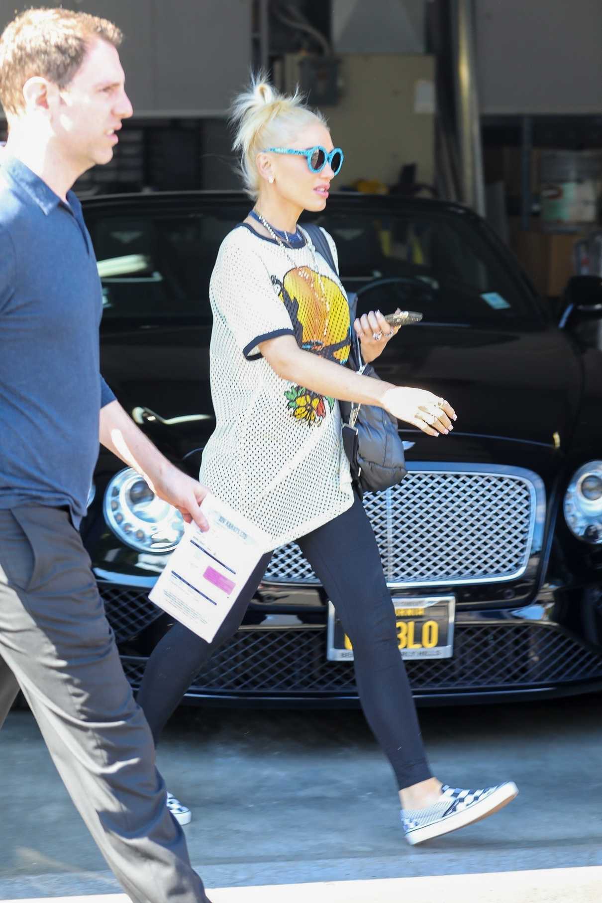 Gwen Stefani Does a Jewelry Shopping at XIV Karats in Beverly Hills 07/05/2018-1