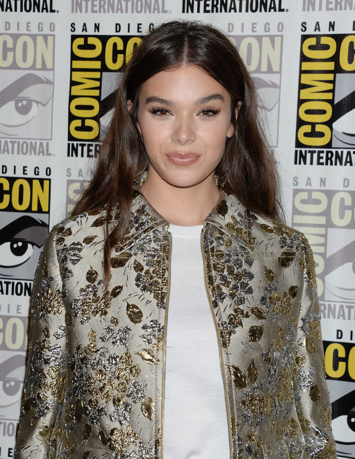 Hailee Steinfeld at the Bumblebee Photocall During 2018 Comic-Con in San Diego 07/20/2018-5