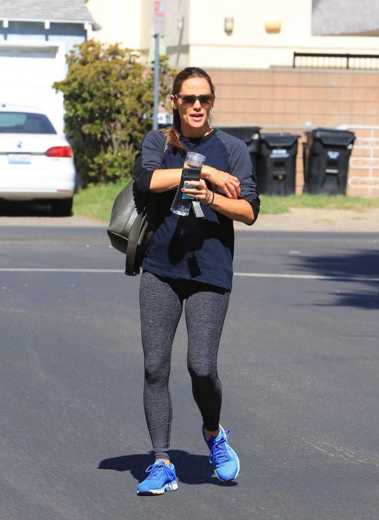 Jennifer Garner in a Blue Asics Sneakers Out in Brentwood 07/23/2018 ...