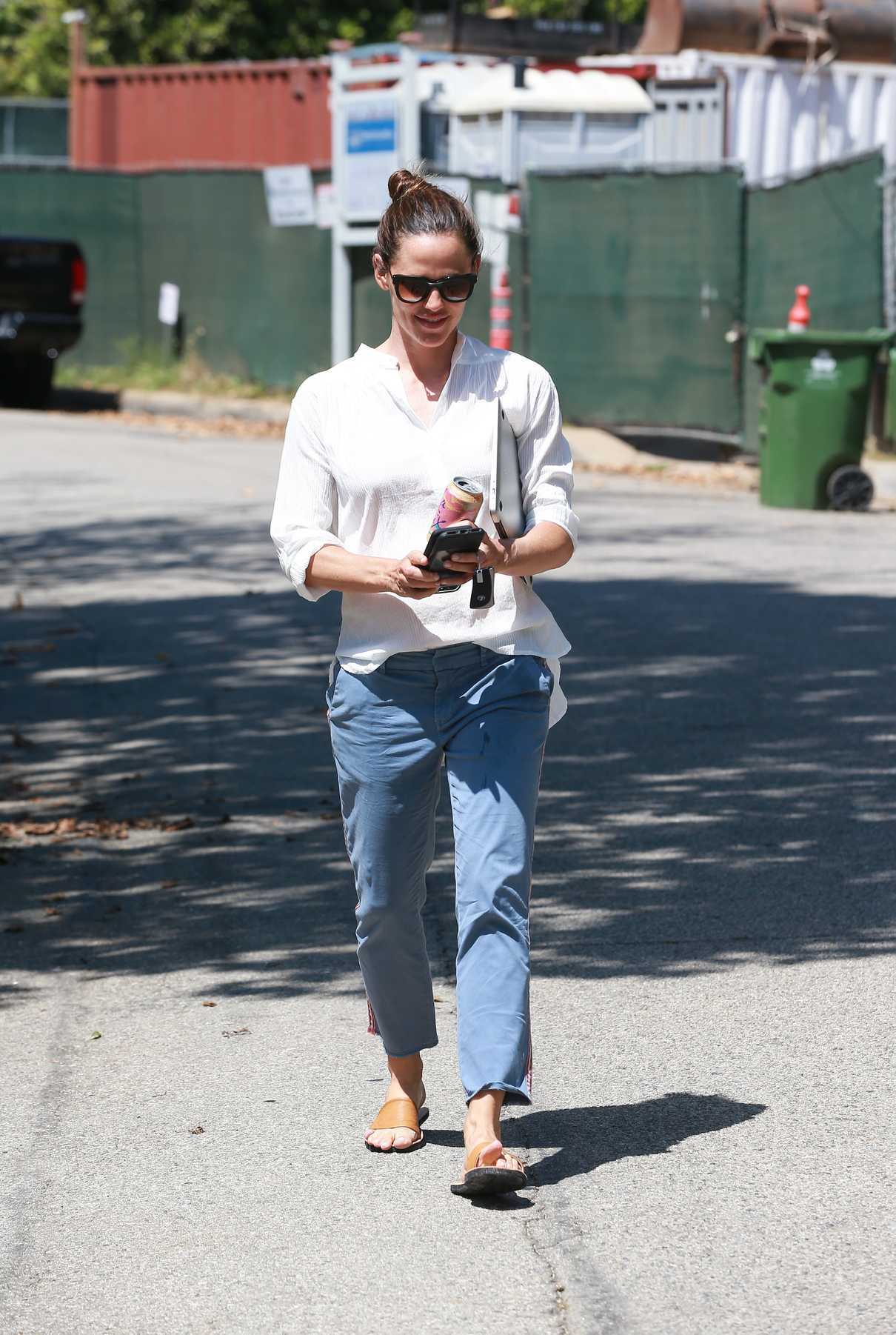 Jennifer Garner in a Blue Chino Pants Out in Los Angeles 07/17/2018-2