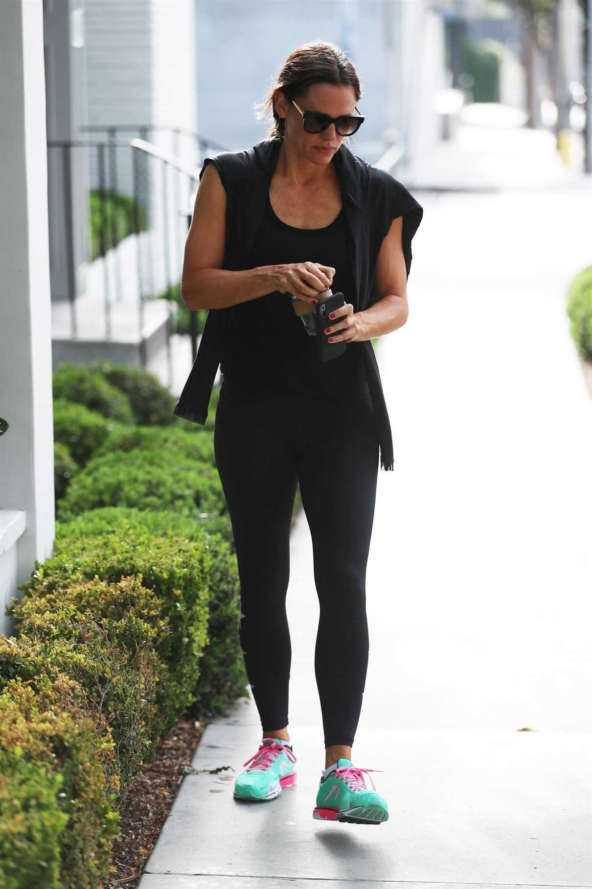 Jennifer Garner Wears a Black Workout Clothes as She Leaves the Body By Simone Gym in West Hollywood 07/21/2018-4