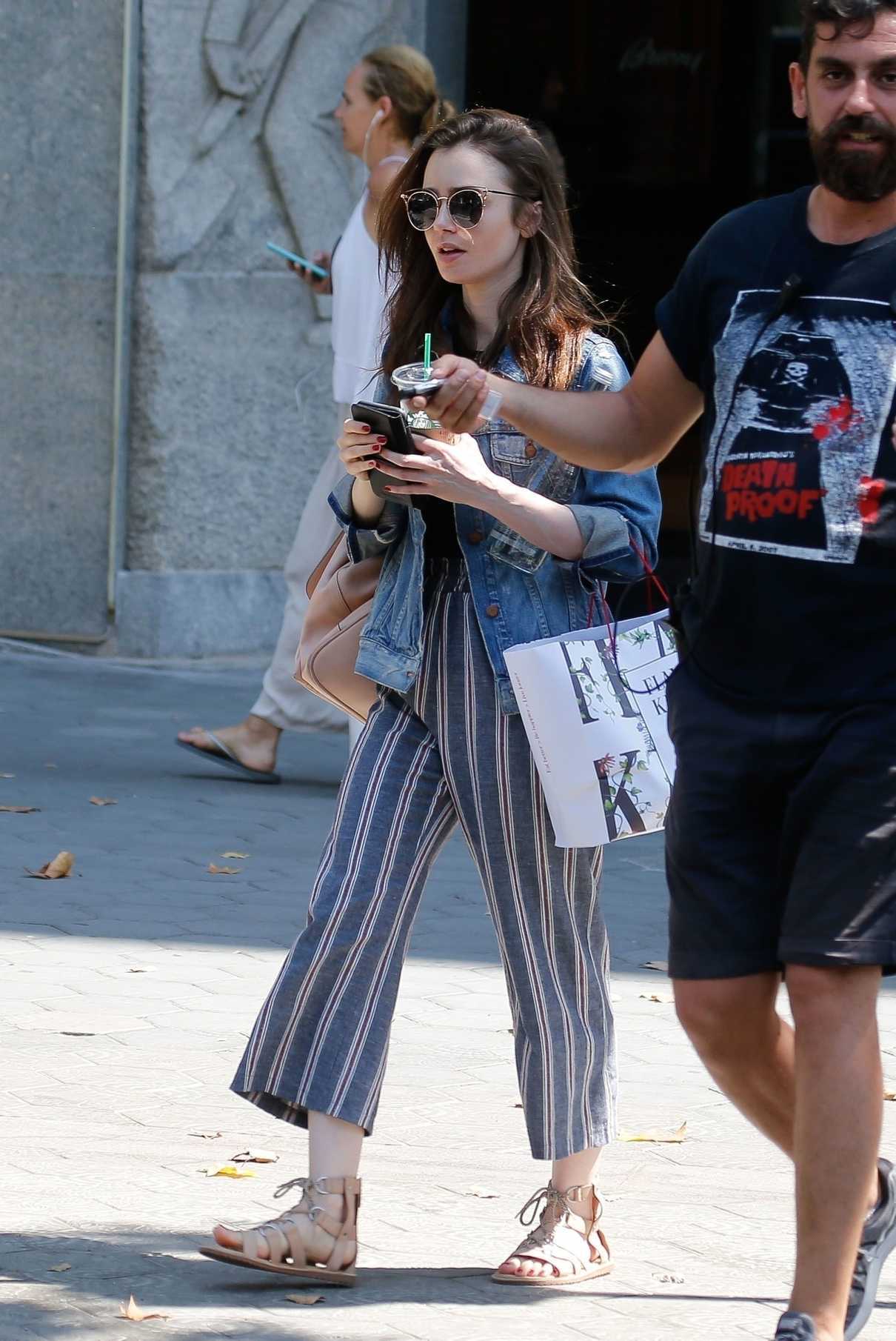 The 29-year-old actress Lily Collins was spotted out in Barcelona.-3