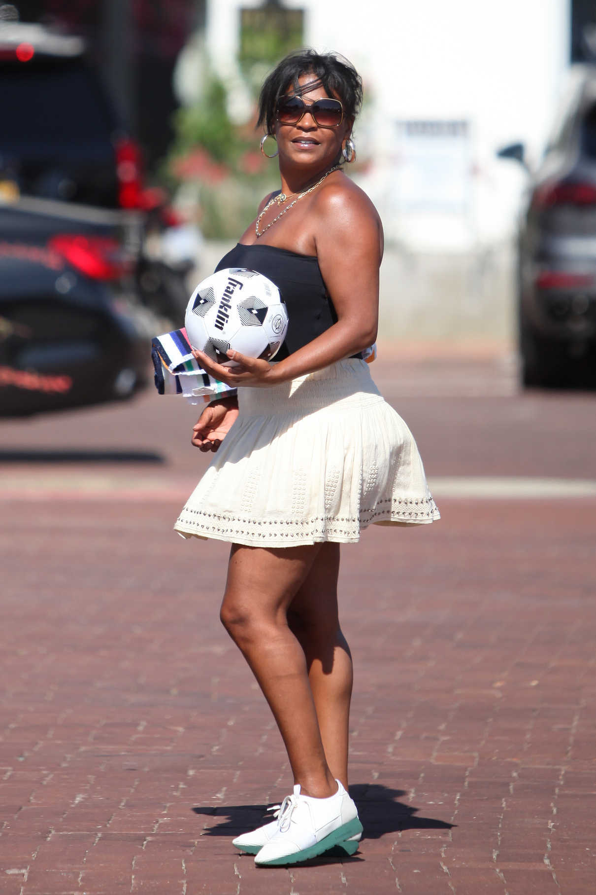 Nia Long Was Spotted with a Ball in a Parking Lot in Malibu 07/16/2018-2