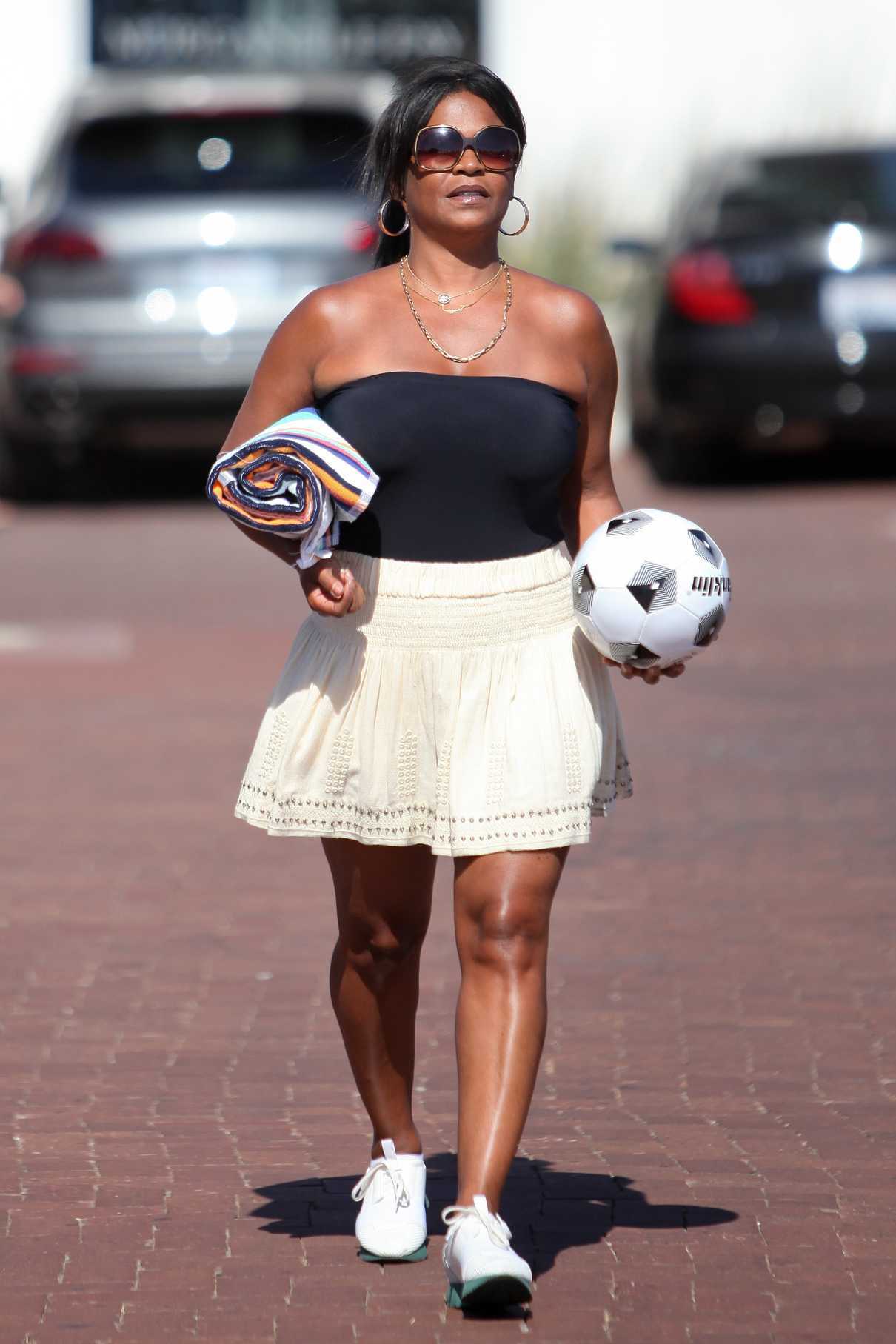 Nia Long Was Spotted with a Ball in a Parking Lot in Malibu 07/16/2018-4