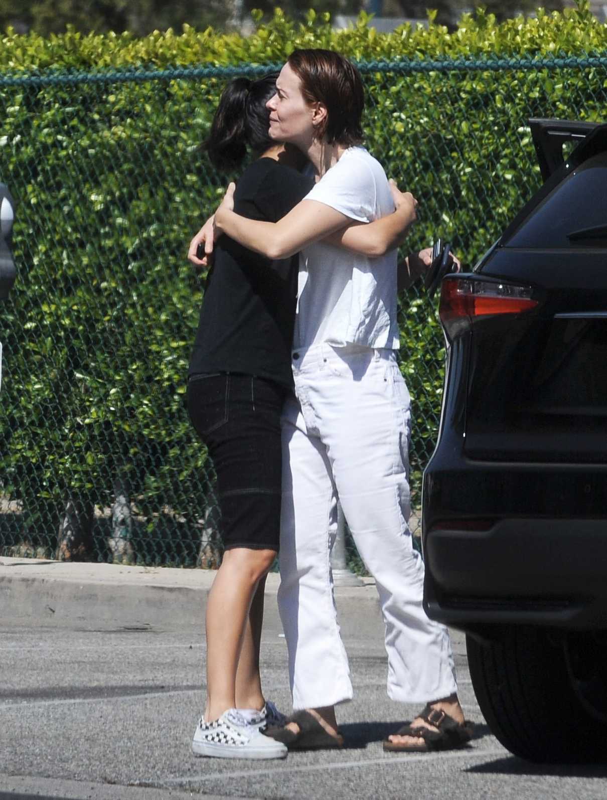 Sarah Paulson Hugs it Out with a Friend After a Salon Appointment in Los Angeles 07/13/2018-5