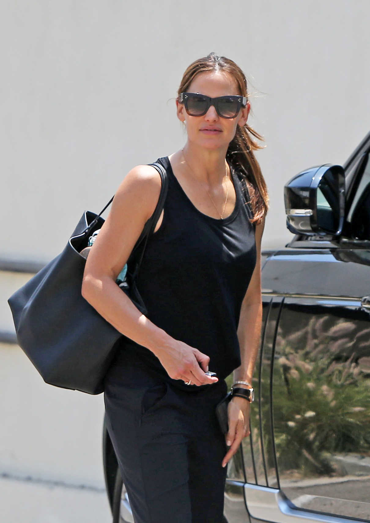 Jennifer Garner in a Blue Flip-Flops