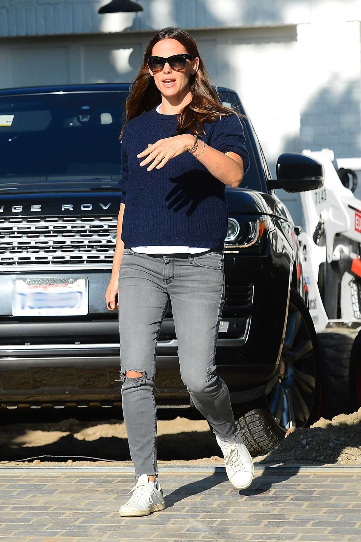 Jennifer Garner in a Gray Slim Jeans