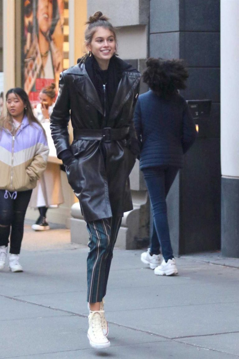 Kaia Gerber in a Black Leather Trench Coat Goes Shopping Out in NYC 10 ...