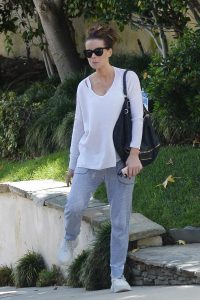 Kate Beckinsale in a Gray Sweatpants