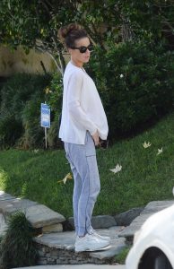 Kate Beckinsale in a Gray Sweatpants