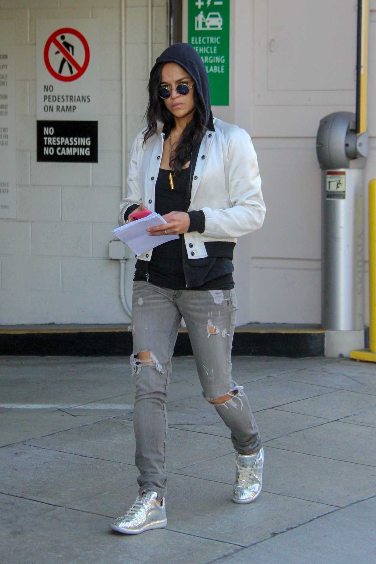 Michelle Rodriguez Wears A White Hoody And Jeans Out - vrogue.co